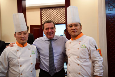 施羅德先生與廚師們合影 施羅德先生與廚師們合影